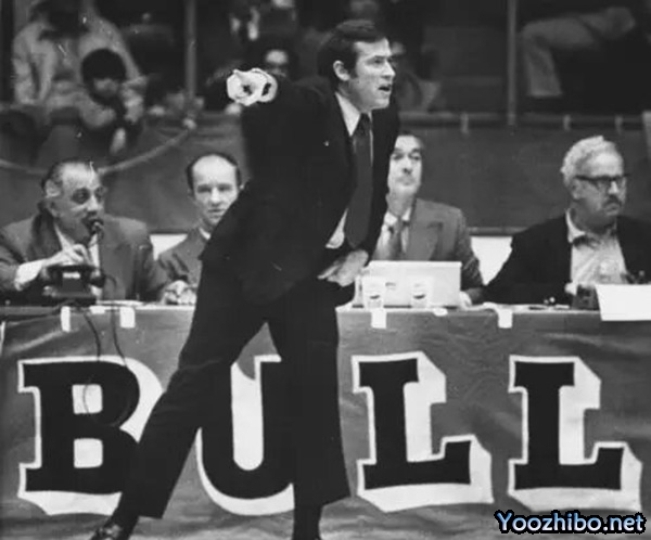 1970-71赛季，迪克-莫塔如何引领芝加哥<a href=/gaoqinglanqiu/bulls/ target=_blank class=infotextkey>公牛</a>队逆袭，揽获最佳教练殊荣